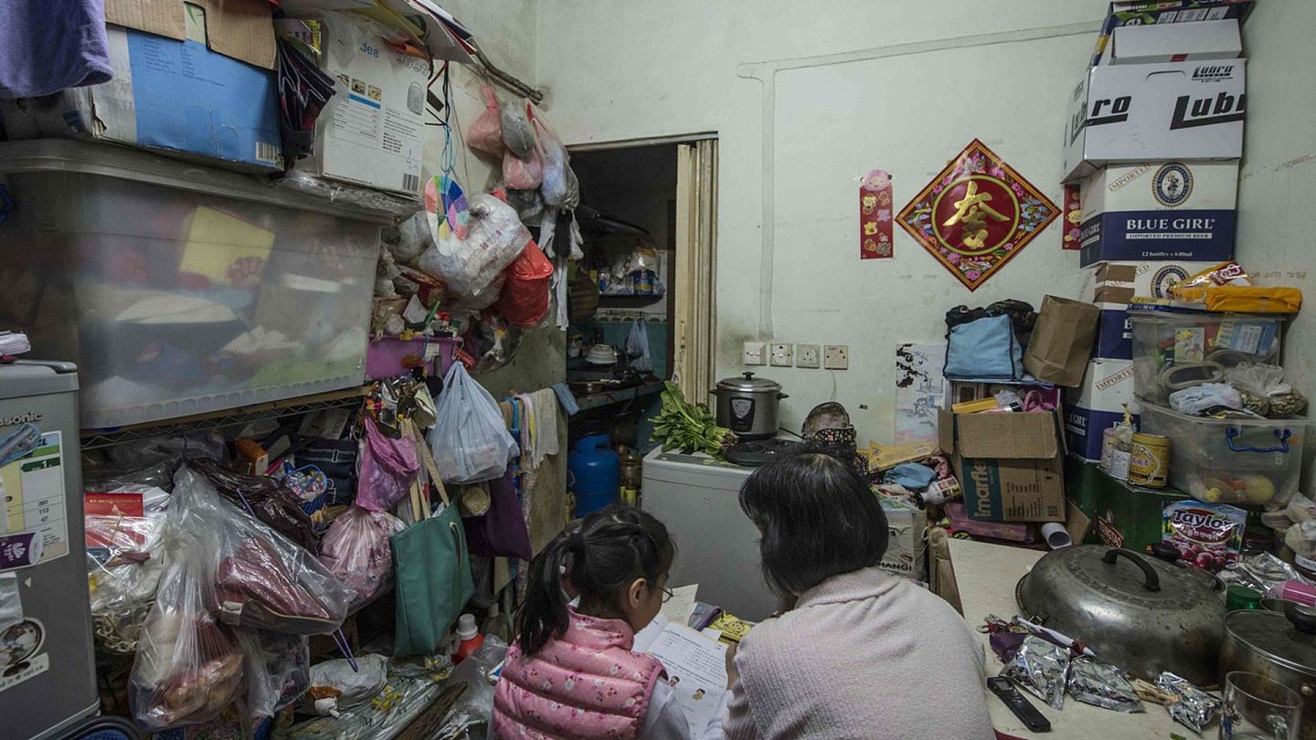 香港有将近21万人生活在劏房里，这反映了香港严重的贫富悬殊问题和住房问题。（新华社）