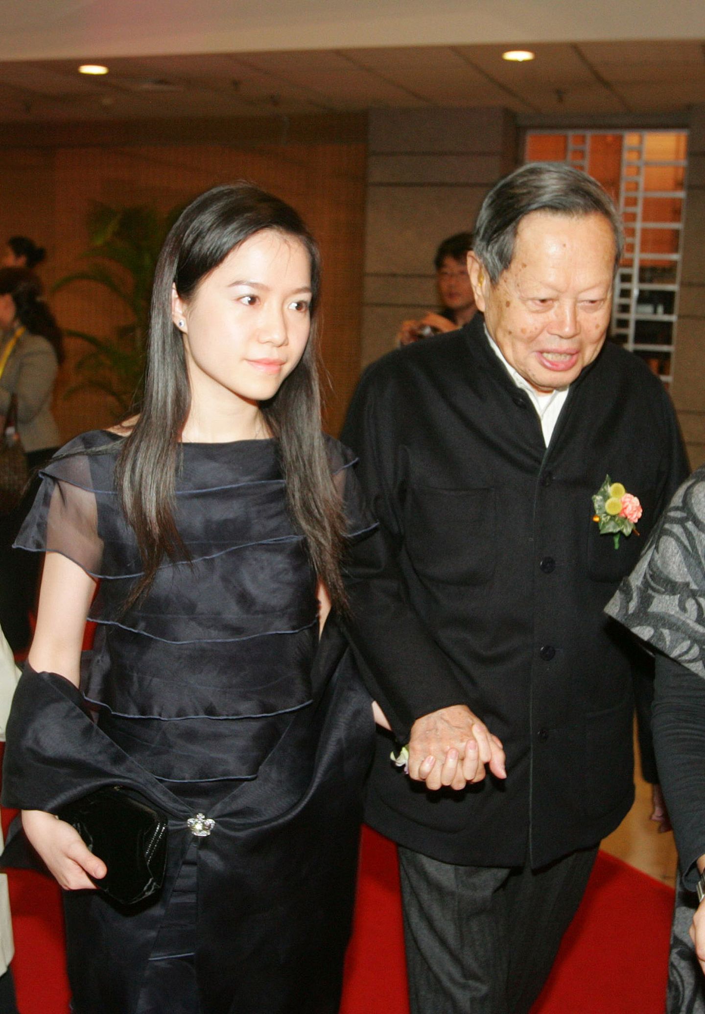 翁帆经常伴随杨振宁左右，图为2007年3月31，杨振宁获终身成就奖时，与妻子翁帆。（视觉中国）