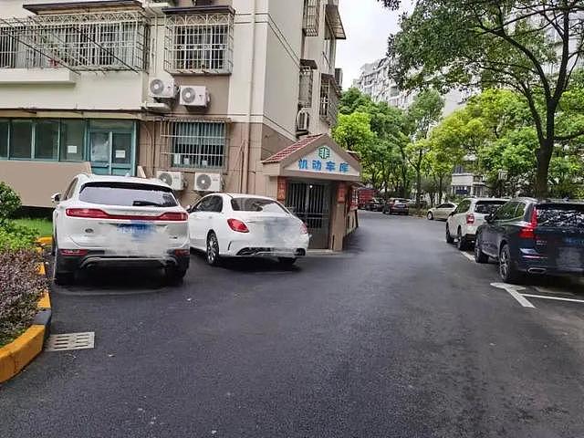 上海小区停车难，有业主为抢车位在车里干坐6小时（组图） - 1