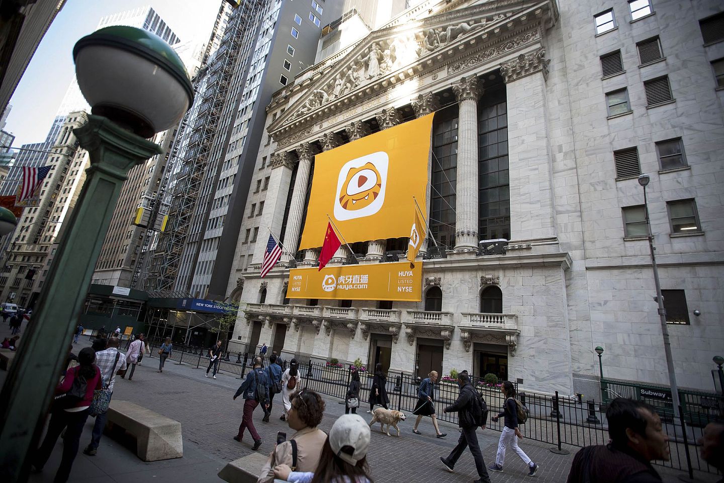 2018年5月11日，中国企业、游戏直播平台虎牙直播在纽约证券交易所挂牌上市。（视觉中国）