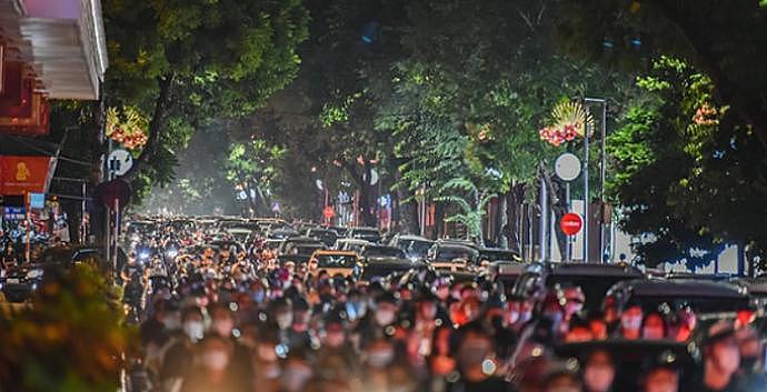 中秋节晚上，越南河内街头人山人海，不禁为越南疫情防控捏把汗！（组图） - 1
