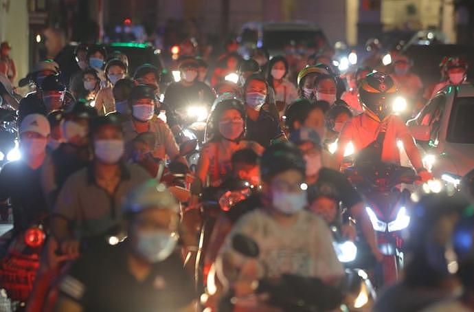 中秋节晚上，越南河内街头人山人海，不禁为越南疫情防控捏把汗！（组图） - 4