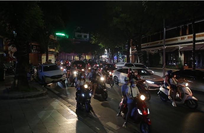 中秋节晚上，越南河内街头人山人海，不禁为越南疫情防控捏把汗！（组图） - 3