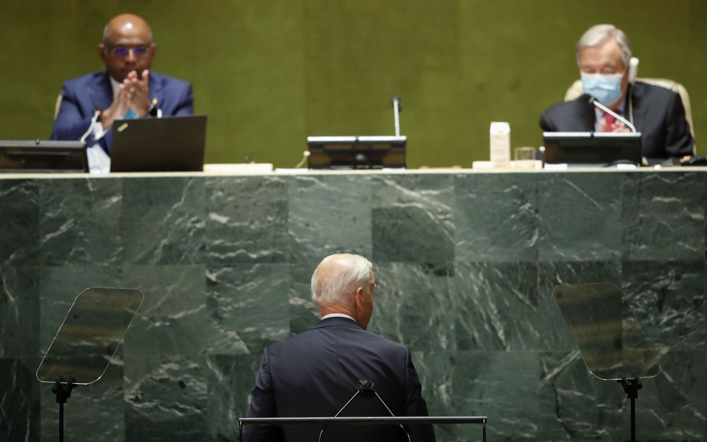 9月21日，美国总统拜登在纽约联合国总部第76届联合国大会上发表讲话，联合国秘书长古特雷斯在一旁观看。联合国大会主席沙希德（左）为拜登鼓掌。(AP)