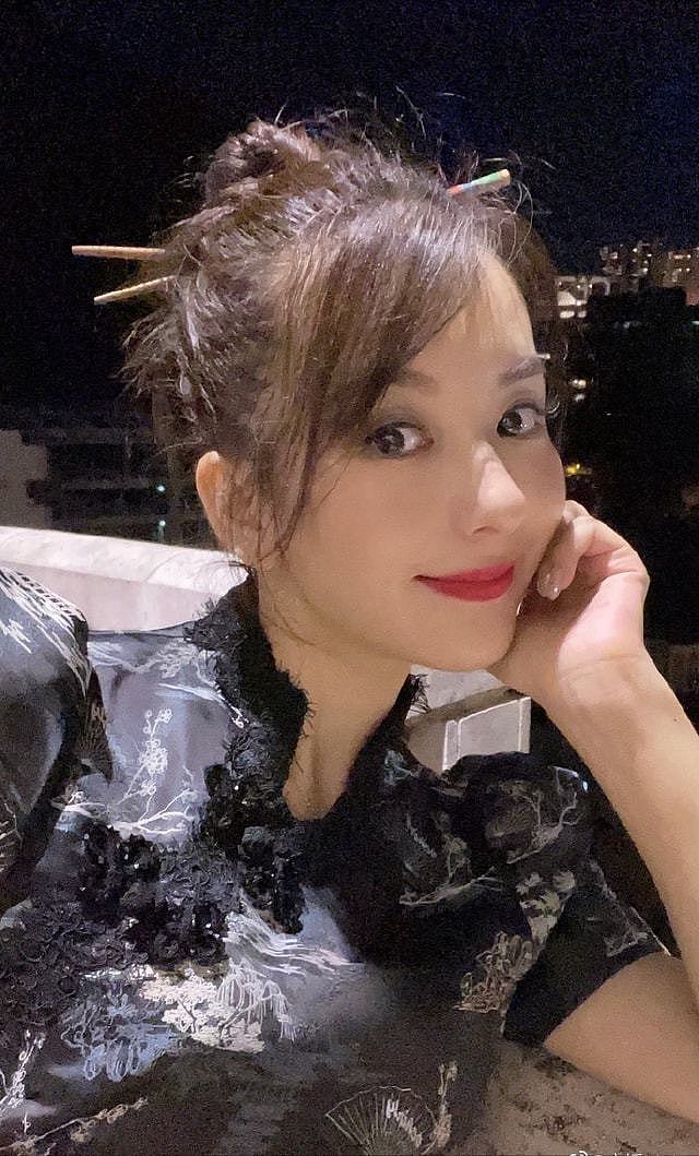 郭富城携妻女过中秋，方媛和两个女儿旗袍出镜，一家四口温馨同框（组图） - 4