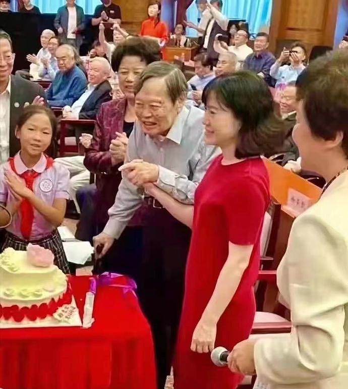 杨振宁先生百岁生日现场照公开，与身穿红裙的翁帆十指紧扣切蛋糕（视频/组图） - 9