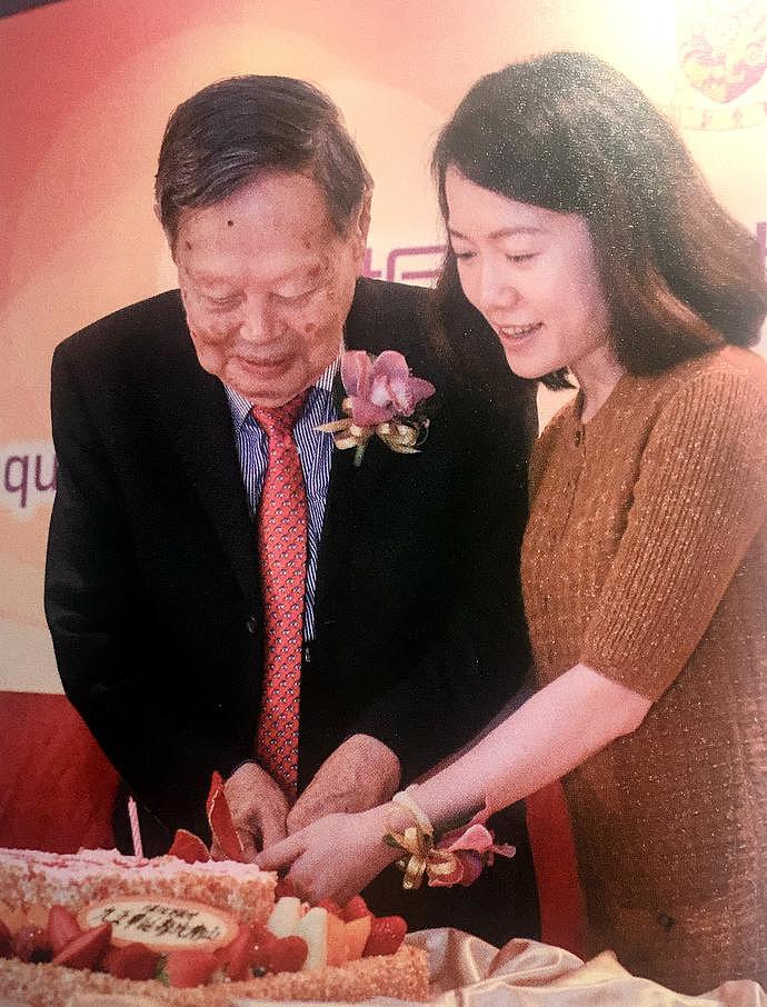 杨振宁先生百岁生日现场照公开，与身穿红裙的翁帆十指紧扣切蛋糕（视频/组图） - 10