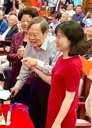 杨振宁先生百岁生日现场照公开，与身穿红裙的翁帆十指紧扣切蛋糕（视频/组图） - 11