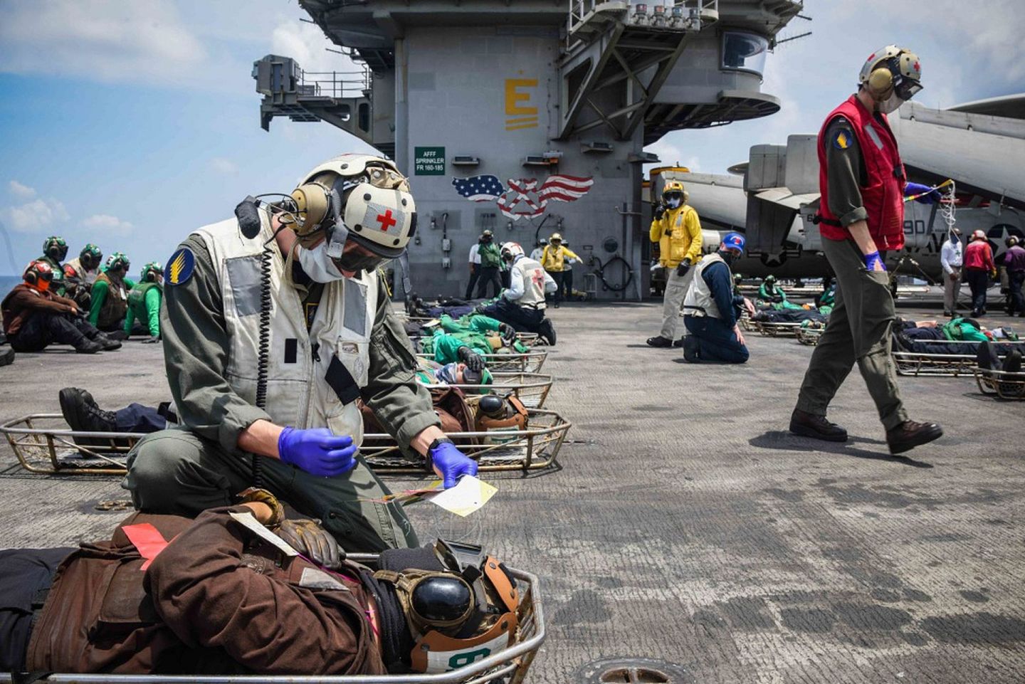 演习中，大量伤兵出现在航母的飞行甲板上。（U.S. Navy）