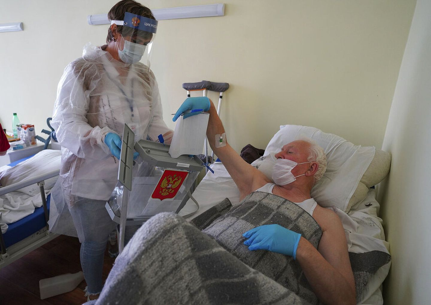 俄罗斯沃罗涅日州首府一病人9月19日在病床上参与国家杜马投票。（美联社）