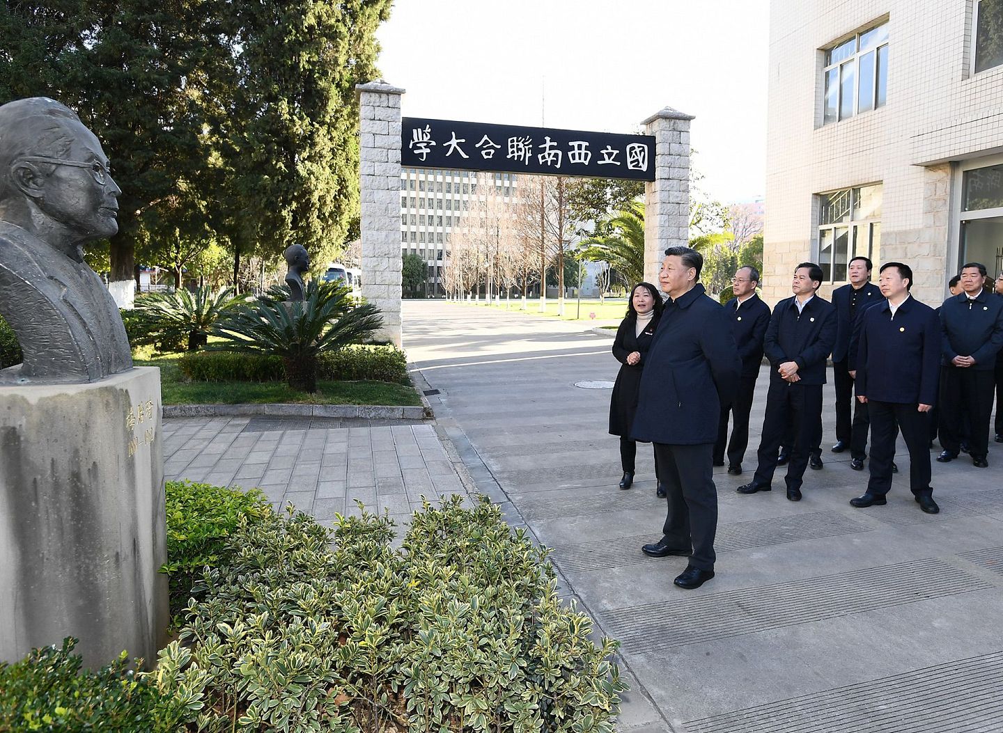 习近平考察西南联大旧址，参观西南联大博物馆等，了解抗战期间西南联大师生教书救国、读书报国的历史。（新华社）