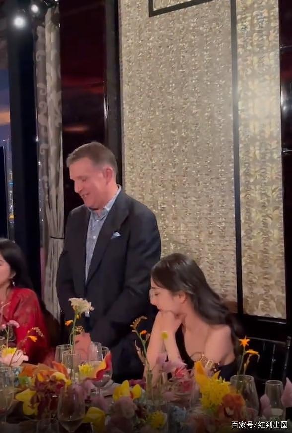 35岁杨幂出席晚宴被拍，坐总裁旁边排面十足，不少人前来敬酒搭讪（组图） - 5