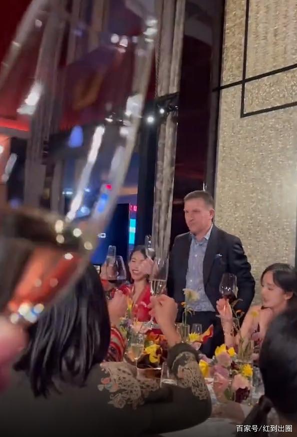 35岁杨幂出席晚宴被拍，坐总裁旁边排面十足，不少人前来敬酒搭讪（组图） - 8