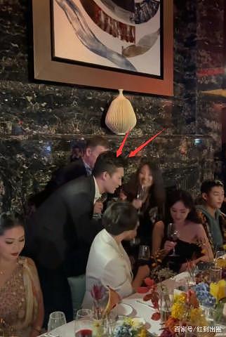 35岁杨幂出席晚宴被拍，坐总裁旁边排面十足，不少人前来敬酒搭讪（组图） - 9