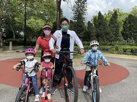 郭晶晶霍启刚携儿子打乒乓，自称夫妻档混双，脚踩几十元小白鞋好节俭（组图） - 10