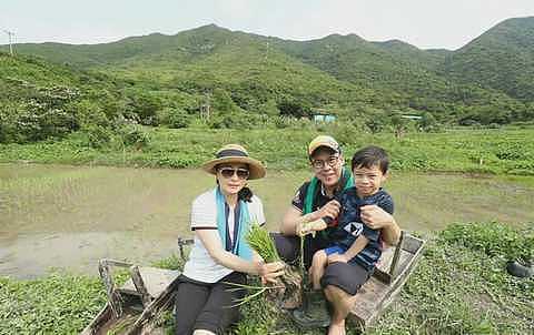 郭晶晶霍启刚携儿子打乒乓，自称夫妻档混双，脚踩几十元小白鞋好节俭（组图） - 13