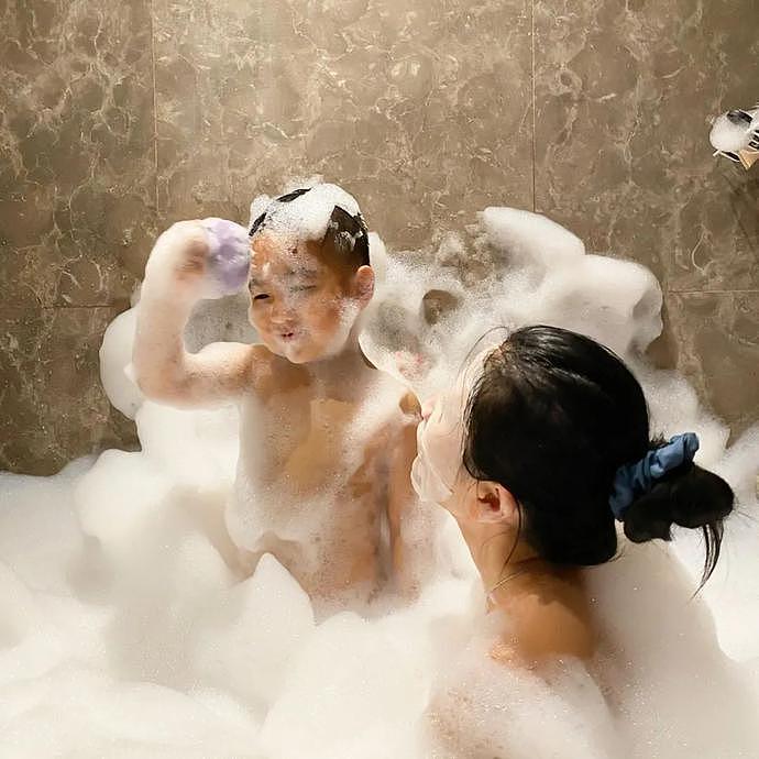 香港知名女星与3岁儿子脱光光一起泡澡，照片引众人不适，网友：丢人别带孩子！（组图） - 3