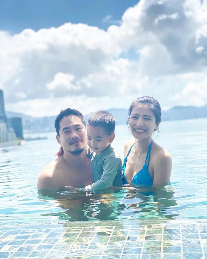 香港知名女星与3岁儿子脱光光一起泡澡，照片引众人不适，网友：丢人别带孩子！（组图） - 14