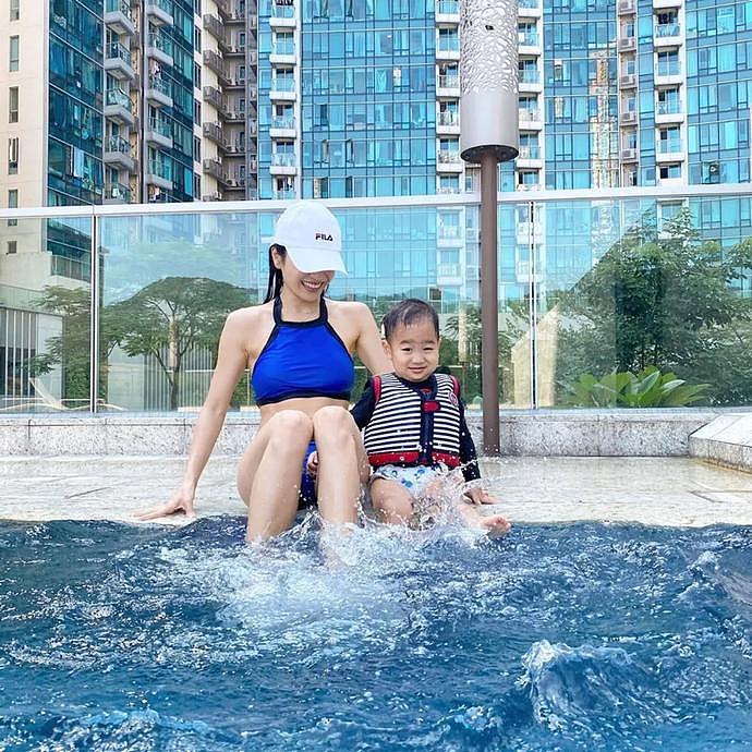 香港知名女星与3岁儿子脱光光一起泡澡，照片引众人不适，网友：丢人别带孩子！（组图） - 19