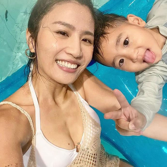香港知名女星与3岁儿子脱光光一起泡澡，照片引众人不适，网友：丢人别带孩子！（组图） - 22