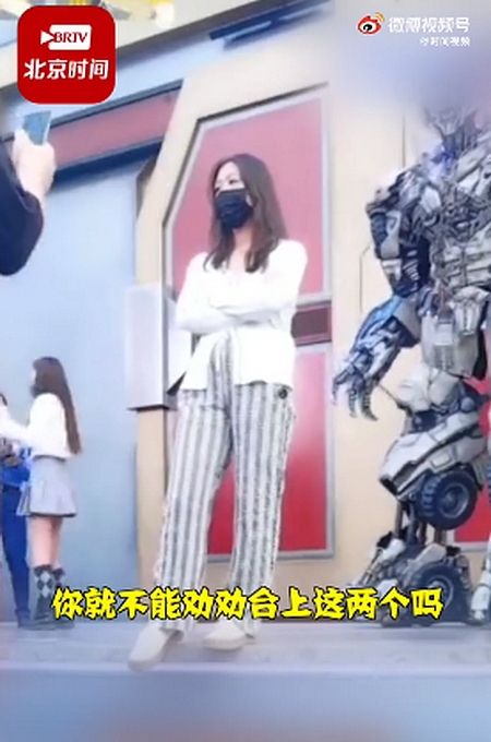北京环球影城两女孩因插队起争执，威震天劝架无果退场，知情人这么说