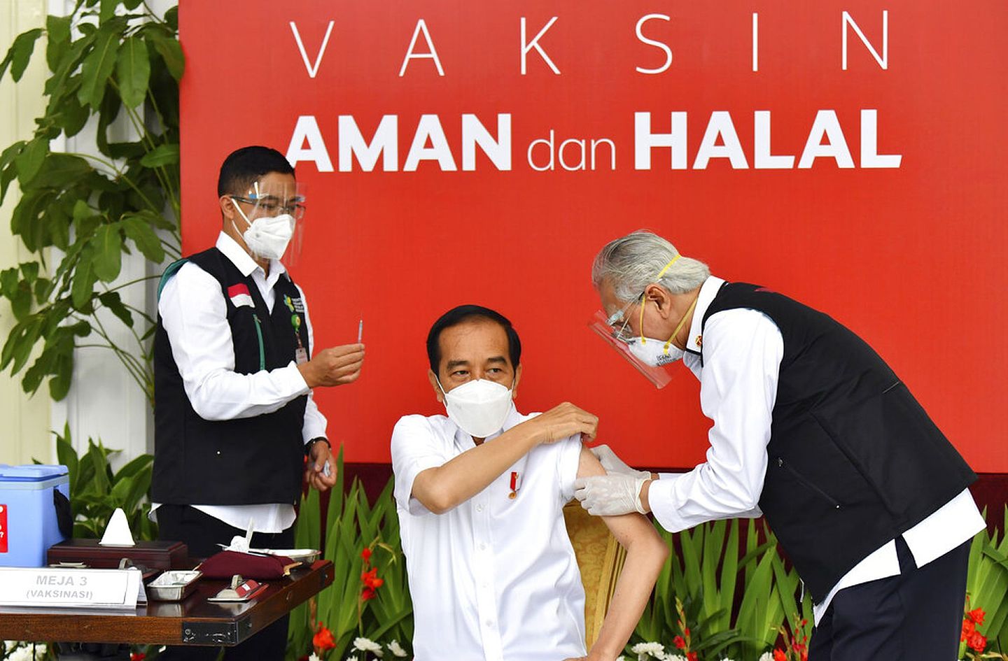 1月13日，印尼总统佐科在雅加达独立宫接种中国新冠疫苗。（AP）