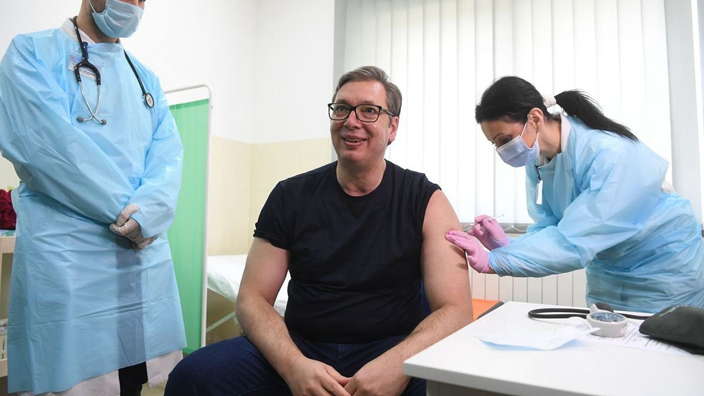 4月6日，塞尔维亚总统武契奇接种中国新冠疫苗。（微博@武契奇资讯号）