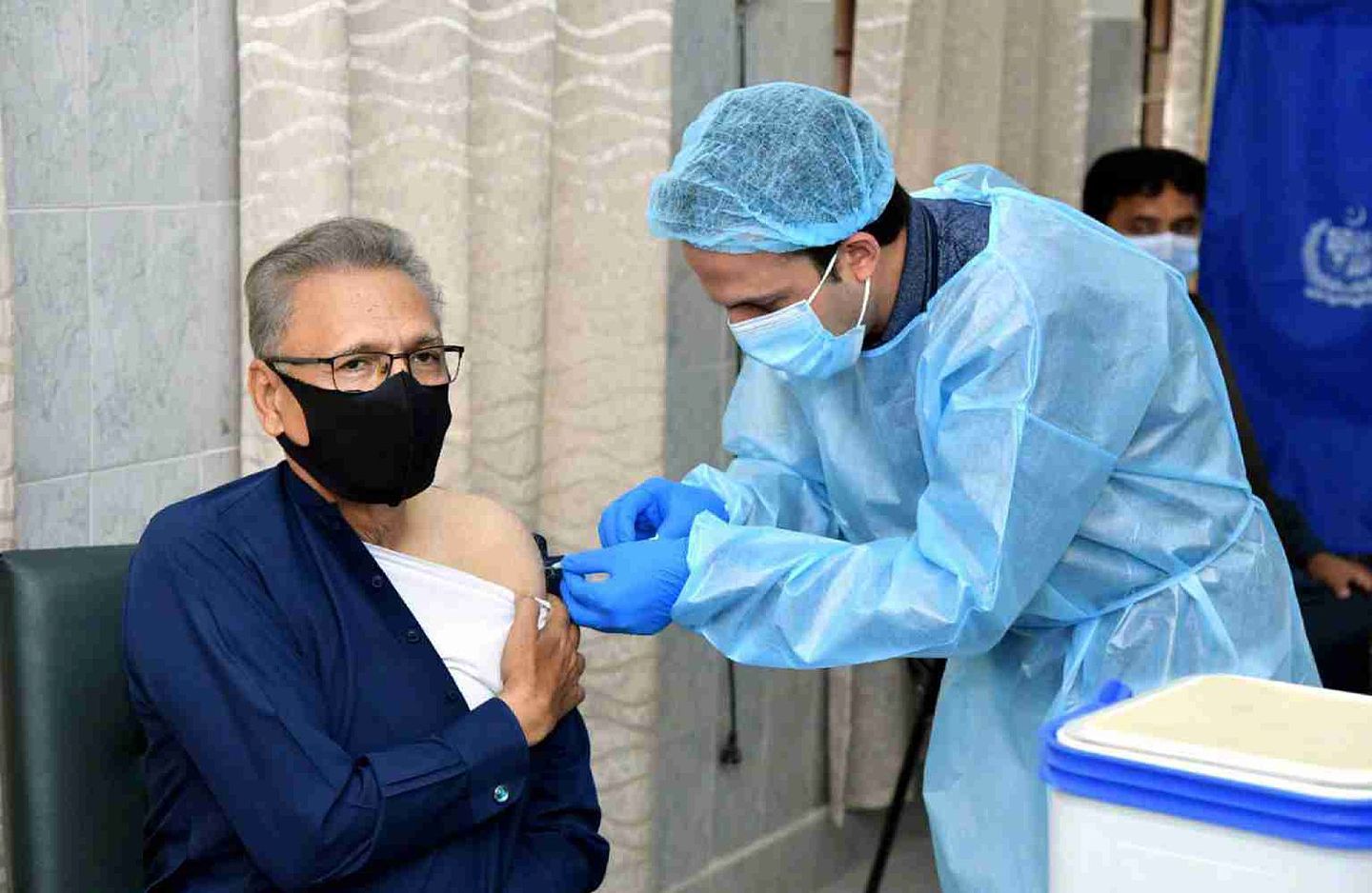 3月15日，巴基斯坦总统阿尔维在伊斯兰堡接种中国新冠疫苗。（新华社）