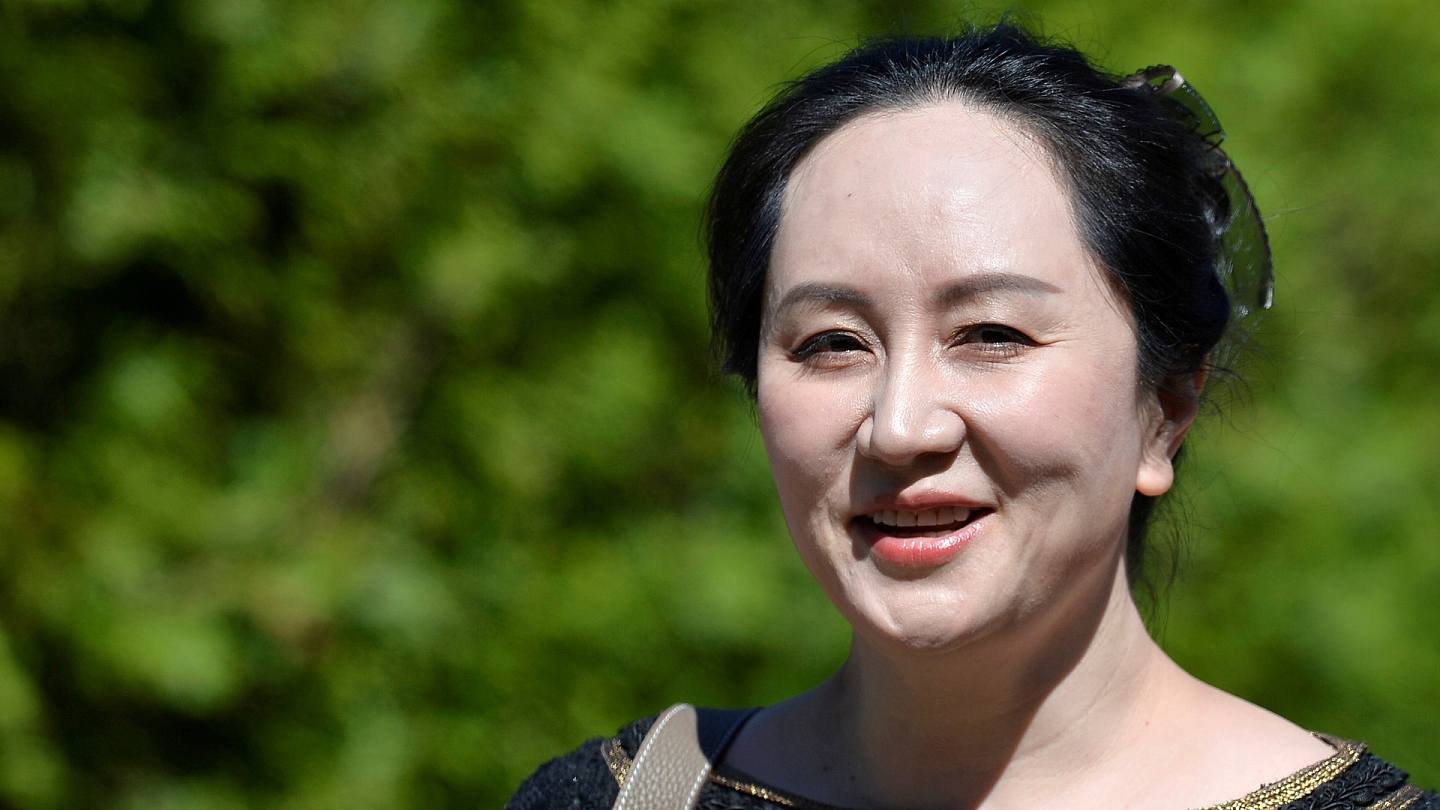 華為孟晚舟被捕：圖為2020年5月27日，孟晚舟離開她位於溫哥華的家，到法院出席聆訊。（Reuters）
