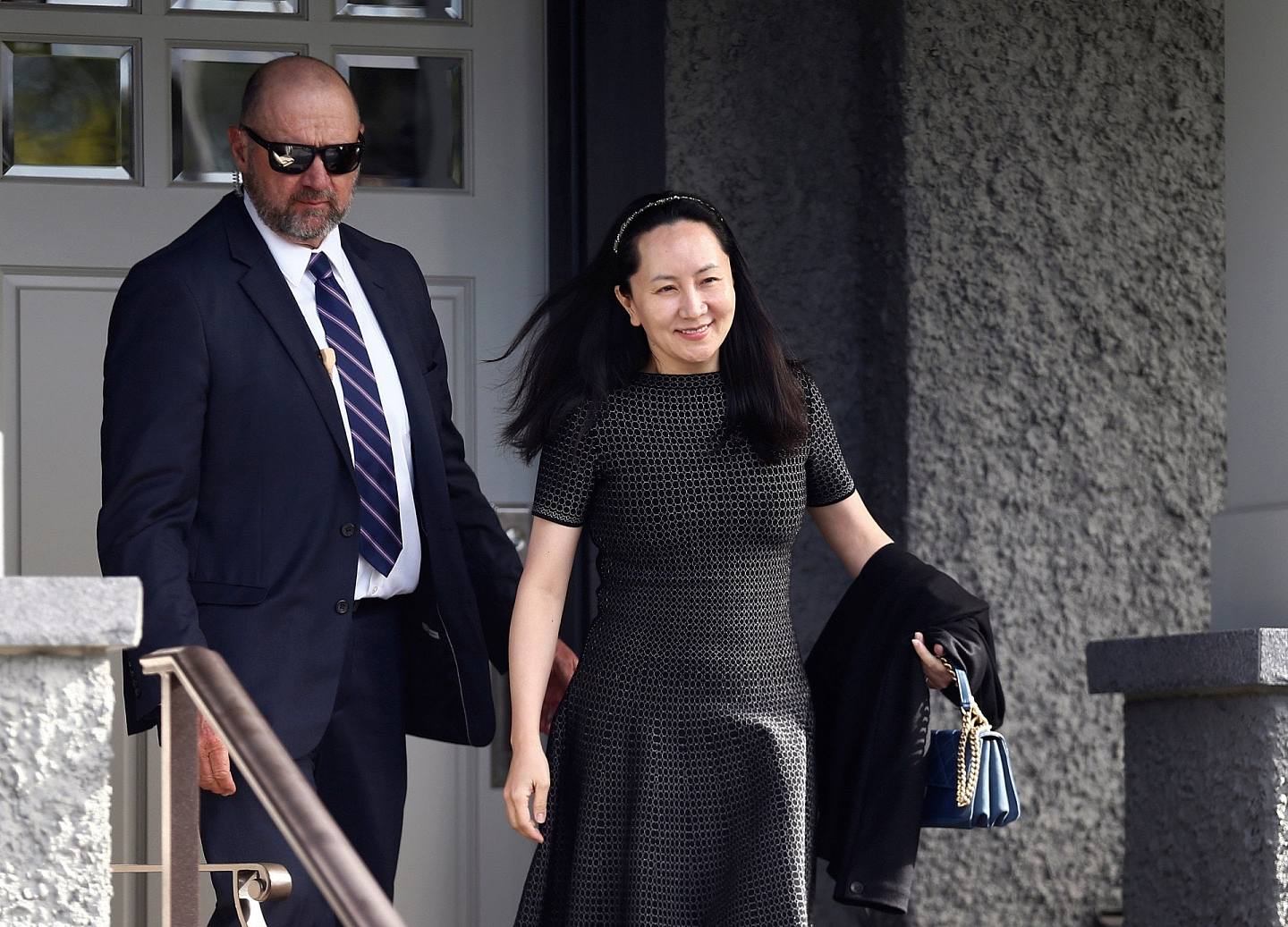 华为孟晚舟被捕：身穿黑裙的孟晚舟2019年5月8日笑容满面地离开寓所到法院出席聆讯。 （Reuters）