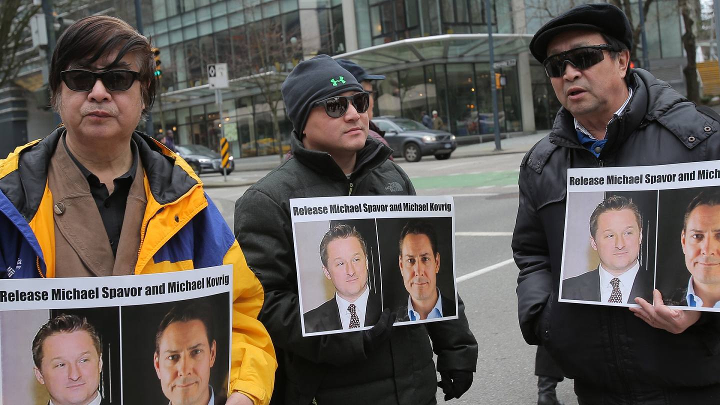 華為孟晚舟被捕：圖為2019年3月6日，民眾在加拿大卑詩省高等法院外抗議，要求中方釋放加拿大前外交官康明凱與加拿大商人斯帕弗。（Getty）