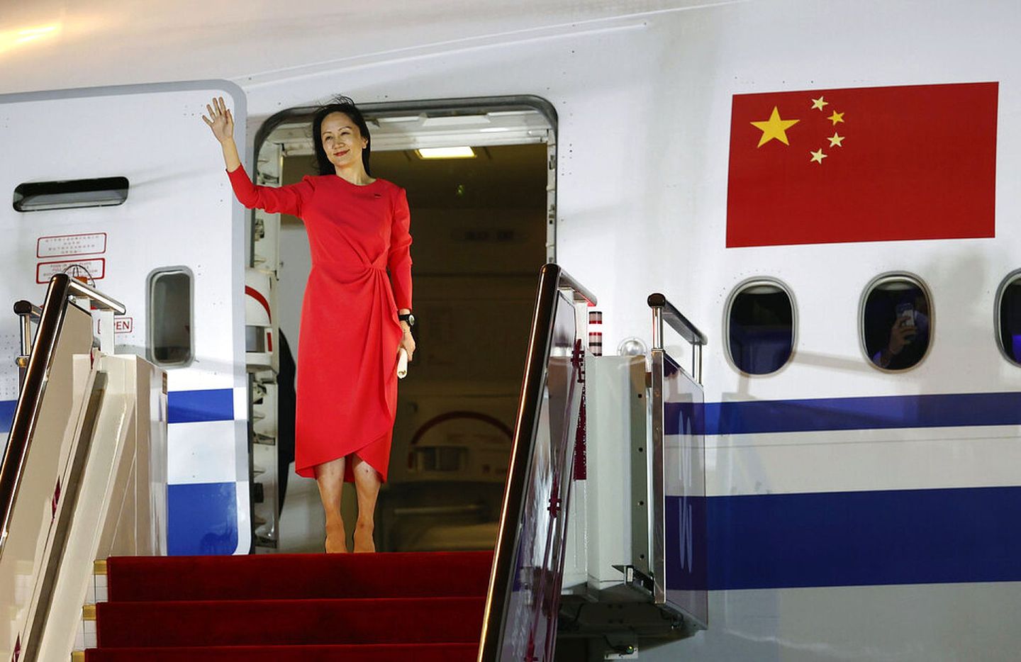 2021年9月25日，华为首席财务官孟晚舟抵达深圳宝安国际机场后走出飞机。（新华社）