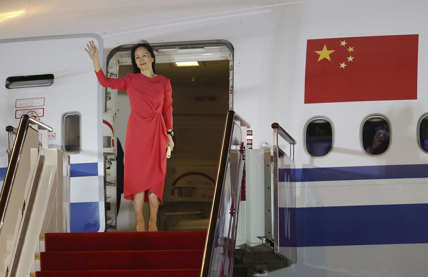 9月25日晚，孟晚舟女士乘坐中国政府包机抵达深圳宝安国际机场。（新华社）