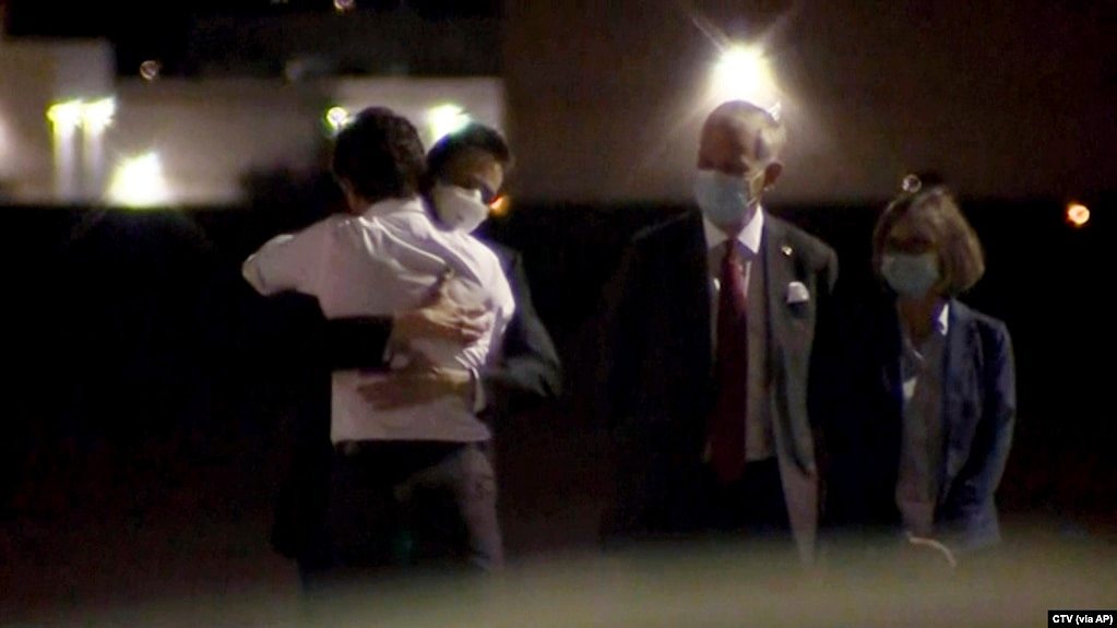 加拿大总理特鲁多在机场同康明凯热烈拥抱。康明凯和斯帕弗被中国当局释放后于2021年9月25日抵达卡尔加里。