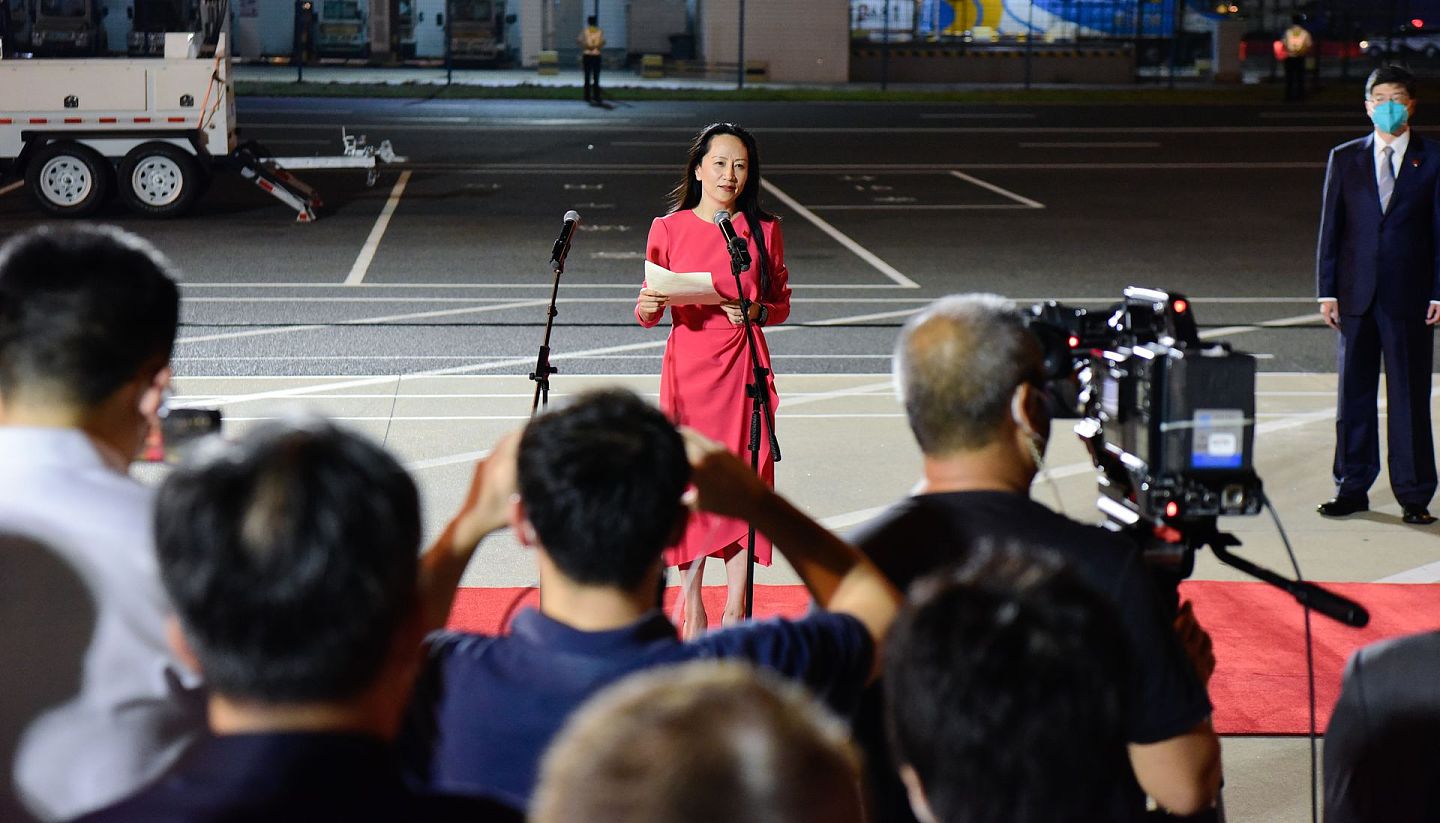 9月25日晚，孟晚舟顺利抵达深圳宝安机场，回到祖国。（新华社）