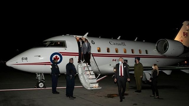 加拿大公民康明凯（Michael Kovrig）和迈克尔·斯帕弗（Michael Spavor）所乘的加拿大政府包机抵达该国西部城市卡尔加里，加拿大总理特鲁多亲自前往机场接机。