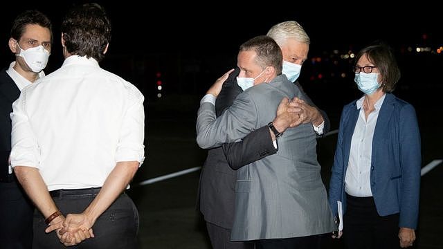加拿大总理特鲁多（左二）亲自前往机场接机。