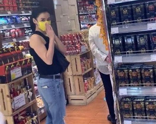 41岁张柏芝逛超市被偶遇，穿紧身背心身材性感，手臂肌肉太抢镜（组图） - 2