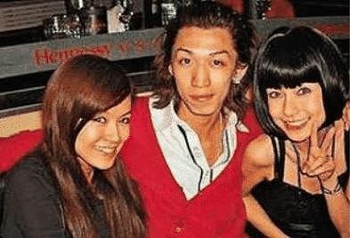 10年前baby日本出道旧照曝光，被男性用酒瓶怼脸，强装笑意比耶合影（组图） - 4