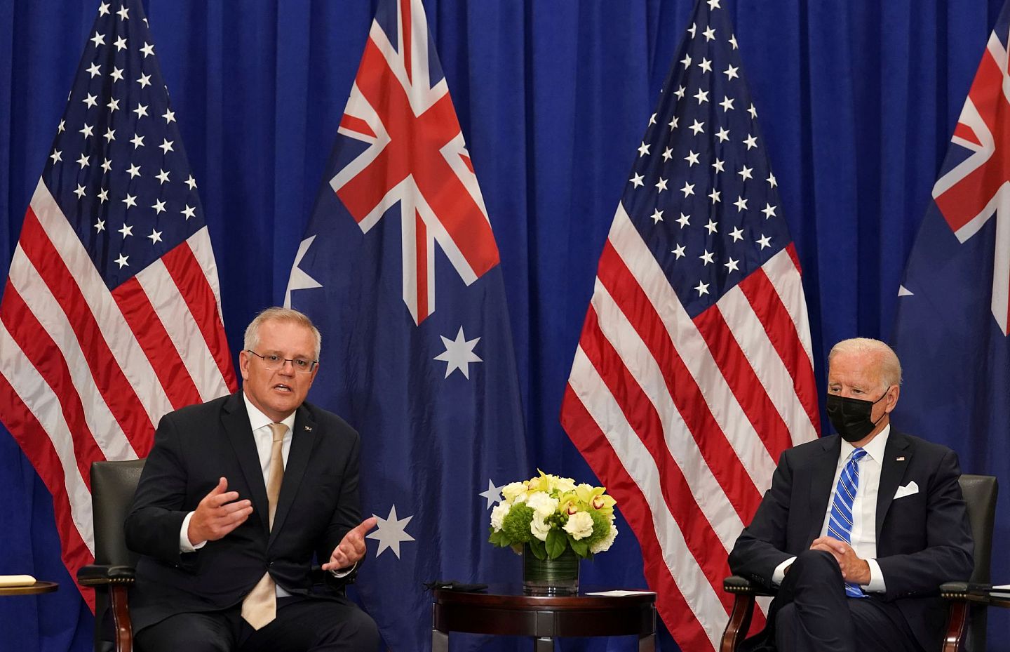 9月21日，美国总统拜登（右）在联合国大会期间与澳大利亚总理莫里森（左）会面，重申加强两国关系。（Reuters）