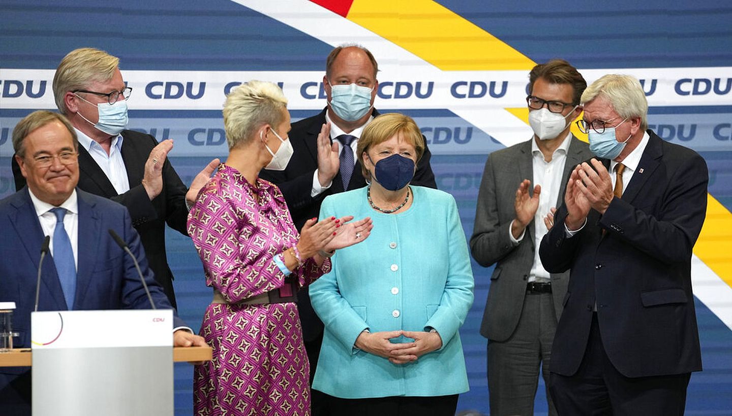 2021年9月26日，德国议会选举举行，在基民盟柏林总部，德国总理默克尔（中）站在基民盟主要成员之中。（AP）