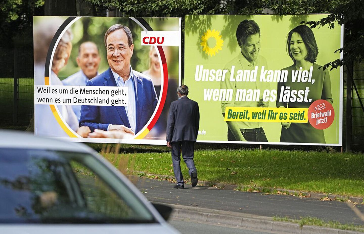 2021德国大选街上的宣传广告，左边是基民盟总理候选人拉舍特，右边广告牌的女性是绿党候选人贝尔伯克。（美联社）