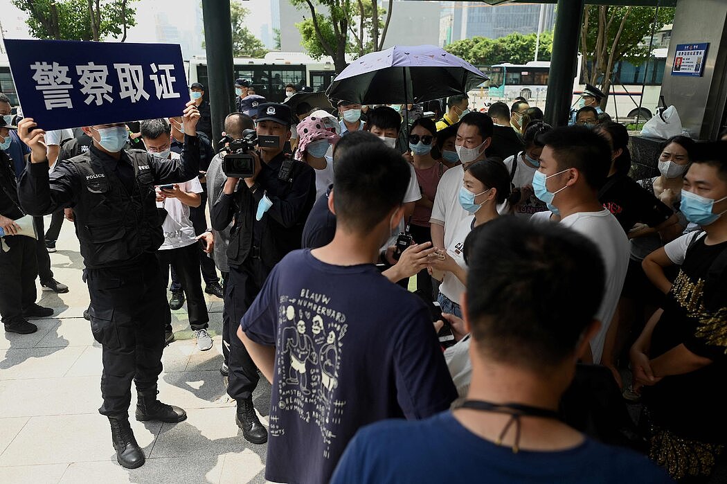 本月，警方拍摄人们聚集在该公司深圳总部外的场景。