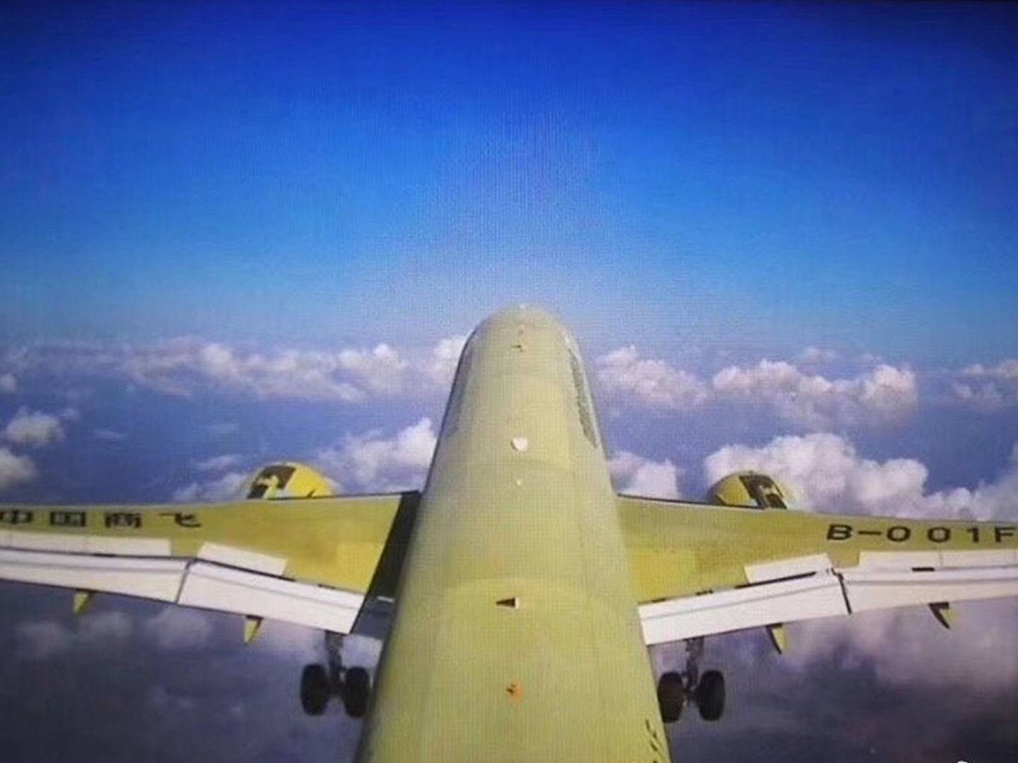 2019年10月24日，中国C919大型客机第五架试飞飞机105架机当天上午10时从上海浦东国际机场起飞，经过1小时37分钟的空中飞行，顺利完成其首次试验飞行任务。（微博@中国商飞）