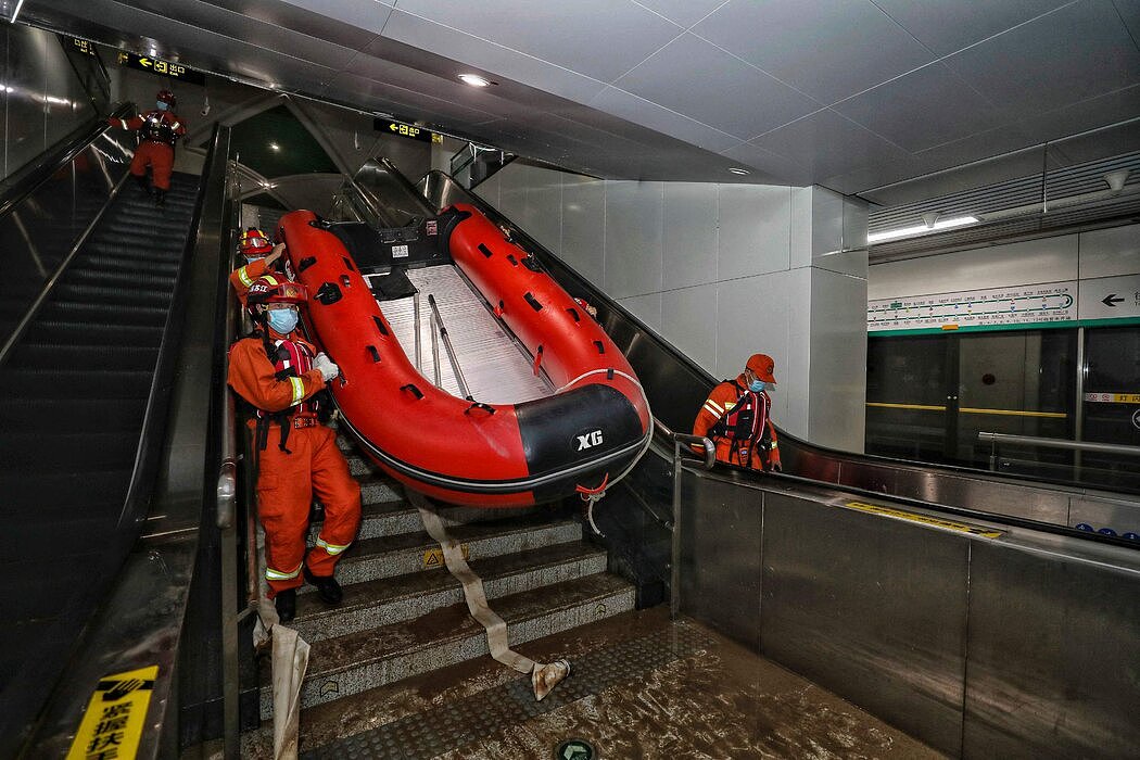 洪水发生6天后，救援人员仍在地铁内搜寻。