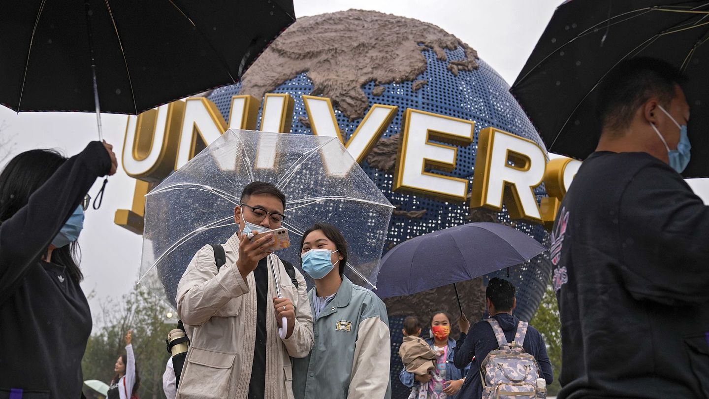 中国新冠肺炎疫情：图为9月20日，民众游览中国北京环球影城。（AP）