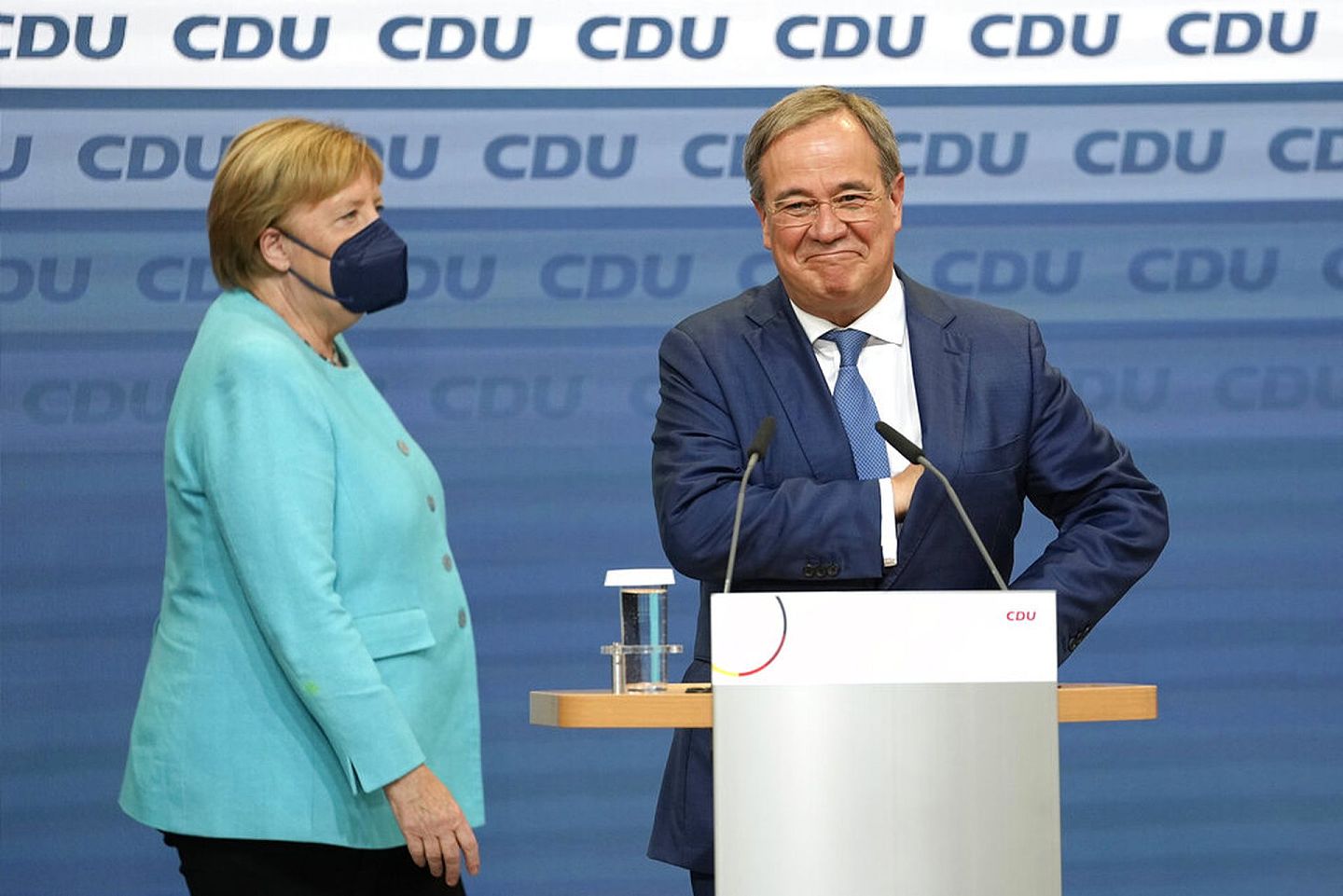 2021年9月26日，德国总理默克尔站在基民盟候选人拉舍特旁边，但是拉舍特个人魅力不足。（AP）