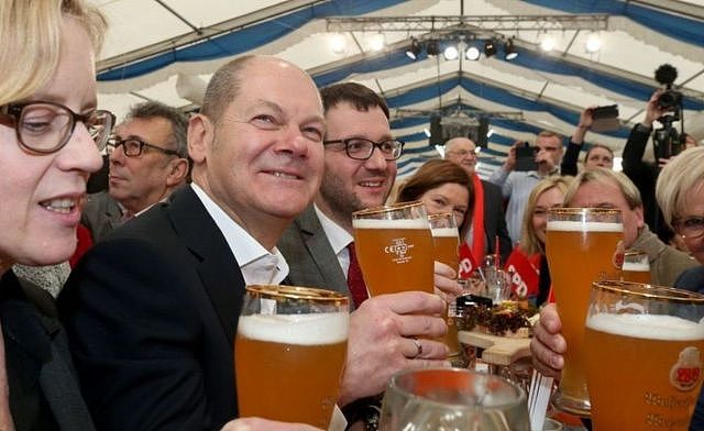 肖尔茨2018年与社民党同僚在一起举杯