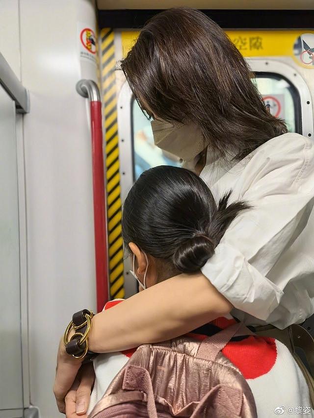 49岁黎姿带女儿坐地铁，身材消瘦青筋凸起明显，气质温婉似少女（组图） - 2