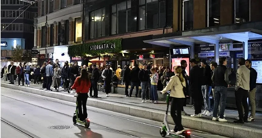 挪威防疫禁令解除，街上湧入排隊人潮。（圖／達志／美聯社）